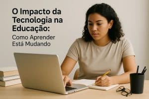 Jovem estudante sentada em uma mesa, utilizando um notebook enquanto faz anotações em um caderno, com livros ao lado e óculos sobre a mesa. O texto à esquerda diz ‘O impacto da tecnologia na educação: como aprender está mudando’. A cena representa um ambiente de estudo moderno, marcado por inovação e pela integração de ferramentas digitais no processo de aprendizagem.